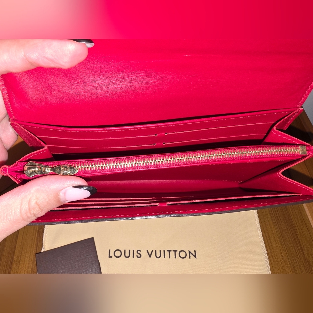 🚫SOLD🚫 Louis Vuitton Vernis | Red Sarah Wallet 💕 | - Picture 3 of 9